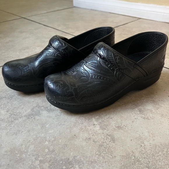 Dansko Clogs Black tooled embossed leather. Size 39 - Picture 2 of 10